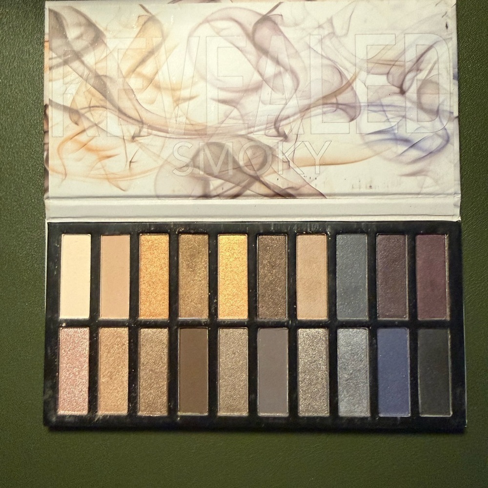 Coastal Scents Revealed Smoky Eyeshadow Palette - Picture 2 of 2